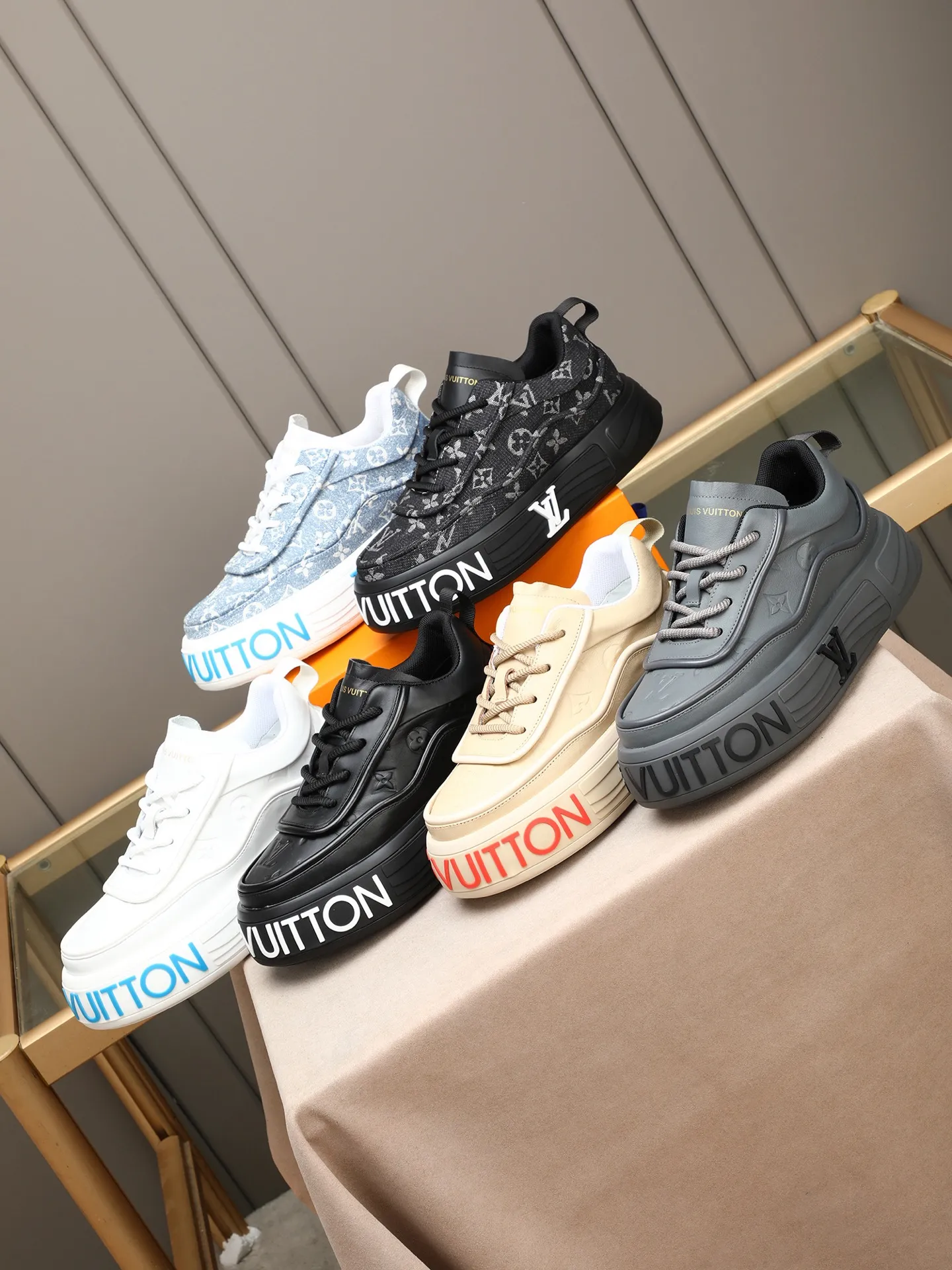 Men's men's shoes 💰560 LV are fashionable and fashionable, and the uppers are made of imported cowhide embossing! Super trendy design! It’s eye-catching! The leather is soft, delicate, shiny and translucent, showing the ultimate in pure handcraftsmanship, and the mesh is soft, comfortable and breathable! Size: 39-44 (38 45 customized)